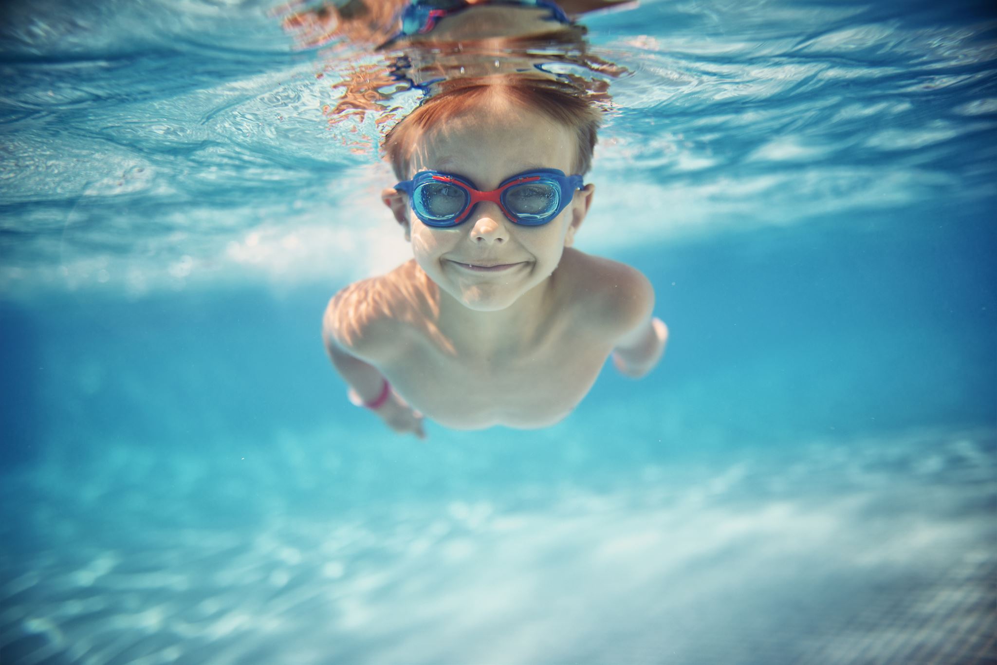 Kind-schwimmt-mit-Schwimmbrille