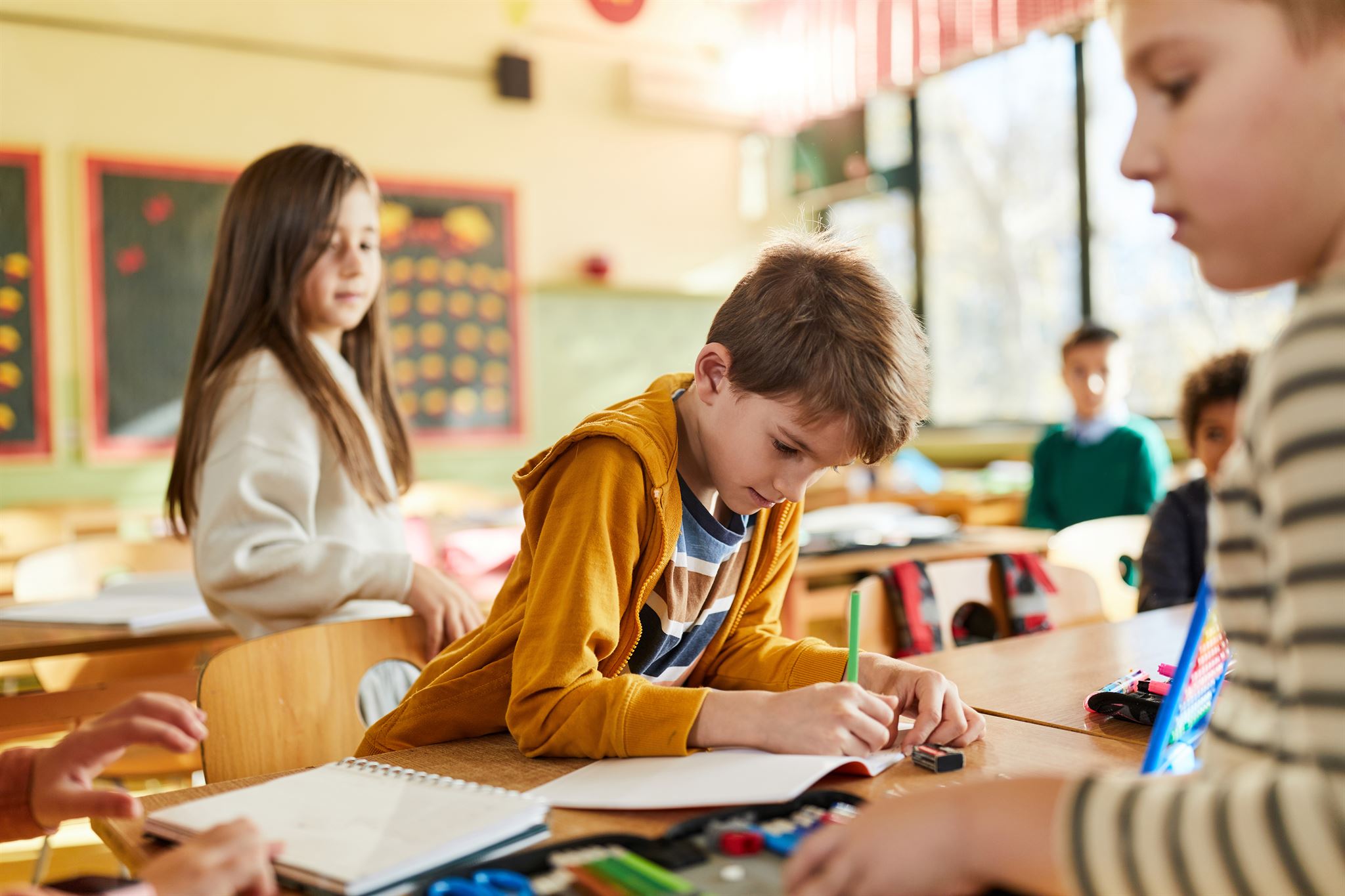 Schreibender-Junge-im-Klassenzimmer